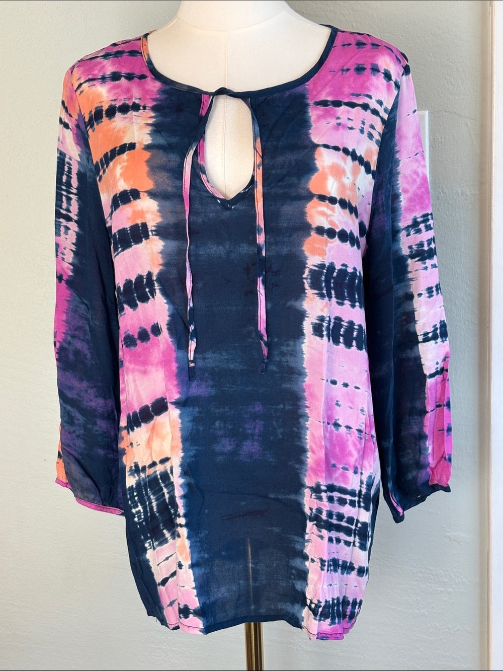 Bundle 2/$30! Evereve Braeve Pink Navy Tie-Dye Keyhole Blouse Medium EUC